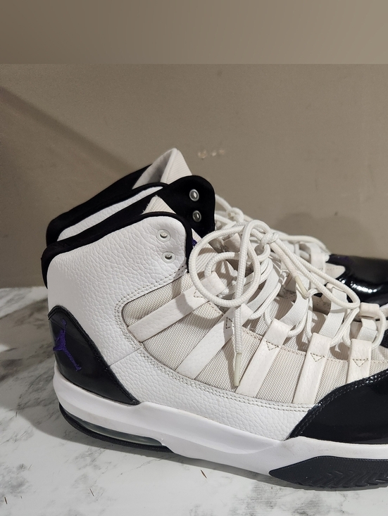 Size 13M Jordan Max Aura \'Concord\' White Dark Concord Black AQ9084-121 Preowned